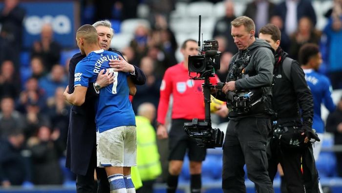 Everton vs Crystal Palace LIVERPOOL, ENGLAND - FEBRUARY 08: Carlo Ancelotti, Manager of Everton embraces Richarlison of Everton following the Premier League match between Everton FC and Crystal Palace at Goodison Park on February 08, 2020 in Liverpool, United Kingdom. (Photo by Alex Livesey/Getty Images)