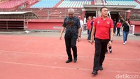 Ketua Umum PSSI Mochamad Iriawan meninjau Stadion Gelora Delta yang rencana dipakai sebagai stadion pendamping venue Piala Dunia U-20 2021, Sidoarjo, Jawa Timur, Minggu (9/2/2020).