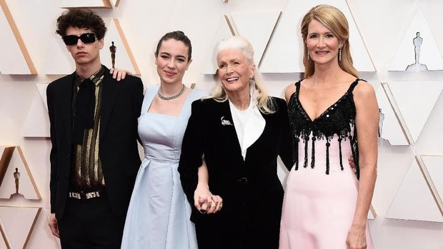 Laura Dern, ibu dan anaknya.