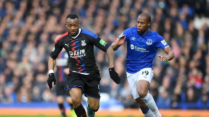 LIVERPOOL, ENGLAND - FEBRUARY 08: Jordan Ayew of Crystal Palace battles for possession with Djibril Sidibe of Everton during the Premier League match between Everton FC and Crystal Palace at Goodison Park on February 08, 2020 in Liverpool, United Kingdom. (Photo by Michael Regan/Getty Images)