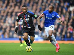 Ups... Mau Main, Bek Everton Ini Malah Lupa Pakai Kaus Kaki