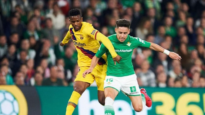 SEVILLE, SPAIN - FEBRUARY 09: Nelson Semedo of FC Barcelona duels for the ball with Alex Moreno of Real Betis Balompie during the Liga match between Real Betis Balompie and FC Barcelona at Estadio Benito Villamarin on February 09, 2020 in Seville, Spain. (Photo by Aitor Alcalde/Getty Images)