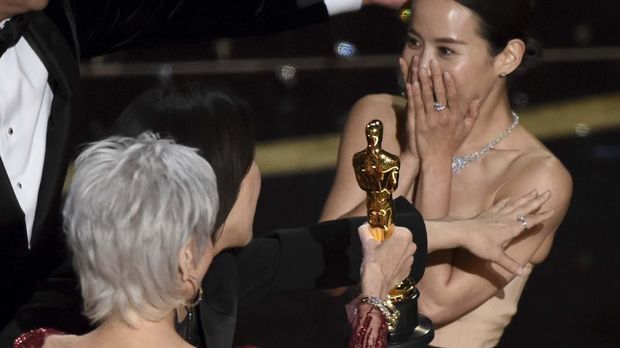 Jane Fonda, left, presents the award for best picture to Kwak Sin Ae for 