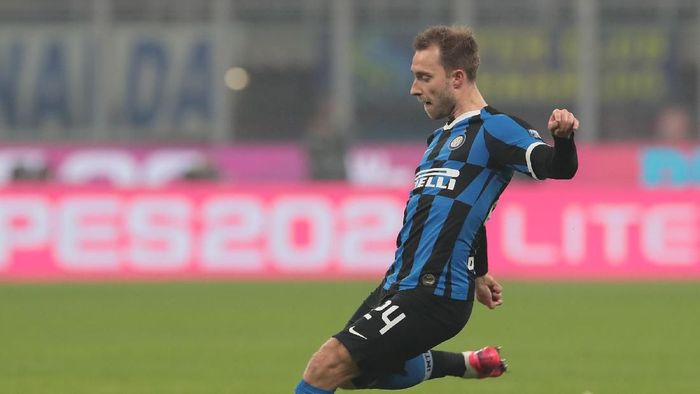 MILAN, ITALY - FEBRUARY 09: Christian Eriksen of FC Internazionale kicks the ball and hits the crossbar during the Serie A match between FC Internazionale and AC Milan at Stadio Giuseppe Meazza on February 9, 2020 in Milan, Italy. (Photo by Emilio Andreoli/Getty Images)