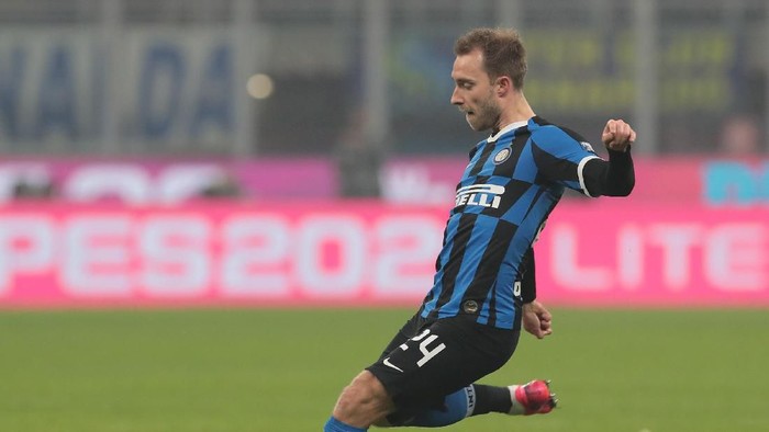MILAN, ITALY - FEBRUARY 09:  Christian Eriksen of FC Internazionale kicks the ball and hits the crossbar during the Serie A match between FC Internazionale and AC Milan at Stadio Giuseppe Meazza on February 9, 2020 in Milan, Italy.  (Photo by Emilio Andreoli/Getty Images)