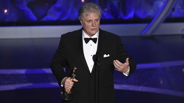 Don Sylvester menerima Piala Oscar untuk kemenangan Ford v Ferrari.