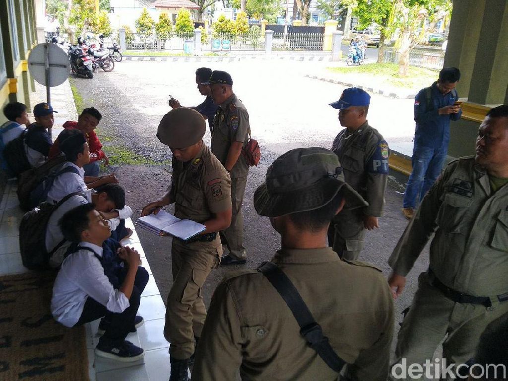 Modus Pelajar SMP-SMA di Ciamis Bolos: Tak Ada Guru hingga PKL Modus Pelajar SMP-SMA di Ciamis Bolos: Tak Ada Guru hingga PKL