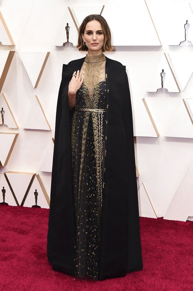 Gaun hitam beraksen emas Dior Haute Couture menjadi andalan Natalie Portman di Oscar 2020. Gaun tersebut dilengkapi jubah bergaya coat yang elegan. (Foto: Jordan Strauss/Invision/AP)