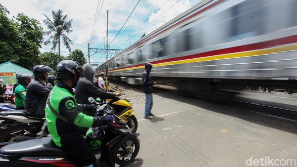 Bahaya! Perlintasan KA Rawa Buaya Tanpa Palang Pintu