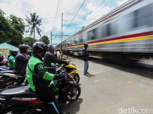 Bahaya! Perlintasan KA Rawa Buaya Tanpa Palang Pintu