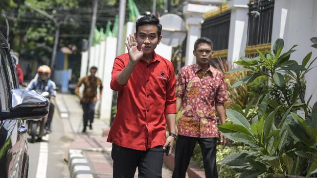 Bakal Calon Wali Kota Solo, Gibran Rakabuming Raka tiba di Kantor DPP PDI-P, Menteng, Jakarta, Senin (10/2/2020). Gibran datang untuk menjalani fit and proper test atau uji kelayakan dan kepatutan sebelum maju menjadi calon Wali kota pada Pilkada Solo 2020. ANTARA FOTO/Galih Pradipta/ama.