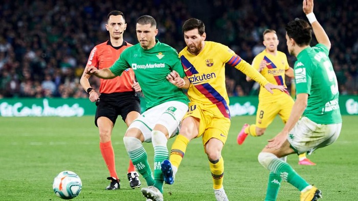 SEVILLE, SPAIN - FEBRUARY 09: Lionel Messi of FC Barcelona duels for the ball with Guido Rodriguez of Real Betis Balompie during the Liga match between Real Betis Balompie and FC Barcelona at Estadio Benito Villamarin on February 09, 2020 in Seville, Spain. (Photo by Aitor Alcalde/Getty Images)
