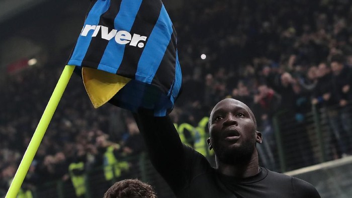 MILAN, ITALY - FEBRUARY 09:  Romelu Lukaku of FC Internazionale celebrates his goal with his team-mate Sebastiano Esposito during the Serie A match between FC Internazionale and AC Milan at Stadio Giuseppe Meazza on February 9, 2020 in Milan, Italy.  (Photo by Emilio Andreoli/Getty Images)