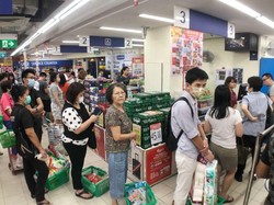 Panik Virus Corona, Warga Singapura Habiskan Stok Makanan di Supermarket
