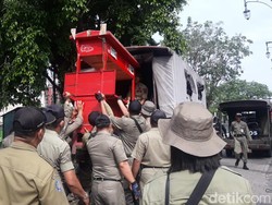 Teriakan Histeris Pedagang Warnai Penertiban PKL Kota Lama Semarang