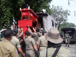 Teriakan Histeris Pedagang Warnai Penertiban PKL Kota Lama Semarang Teriakan Histeris Pedagang Warnai Penertiban PKL Kota Lama Semarang
