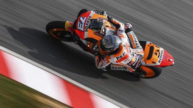 Repsol Honda Team's Spanish rider Alex Marquez takes a corner during the last day of the pre-season MotoGP winter test at the Sepang International Circuit in Sepang on February 9, 2020. (Photo by MOHD RASFAN / AFP)
