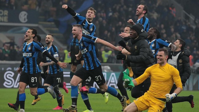 MILAN, ITALY - FEBRUARY 09:  FC Internazionale players celebrate the victory at the end of the Serie A match between FC Internazionale and AC Milan at Stadio Giuseppe Meazza on February 9, 2020 in Milan, Italy.  (Photo by Emilio Andreoli/Getty Images)