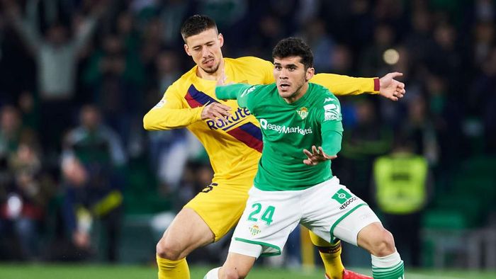 SEVILLE, SPAIN - FEBRUARY 09: Clement Lenglet of FC Barcelona duels for the ball with Carles Alena of Real Betis Balompie during the Liga match between Real Betis Balompie and FC Barcelona at Estadio Benito Villamarin on February 09, 2020 in Seville, Spain. (Photo by Aitor Alcalde/Getty Images)