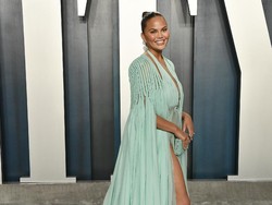 Pengakuan Chrissy Teigen yang Ternyata Pernah Operasi Pembesaran Payudara