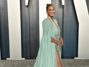 Chrissy Teigen Setop Diet Ketat, Ingin Menikmati Hidup Demi Kesehatan Mental Chrissy Teigen Setop Diet Ketat, Ingin Menikmati Hidup Demi Kesehatan Mental