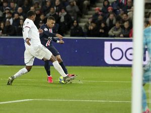 Boom! Gol Bunuh Diri Keren Tercipta di Laga PSG Vs Lyon