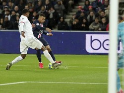 Boom! Gol Bunuh Diri Keren Tercipta di Laga PSG Vs Lyon