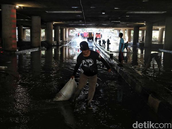 Disedot, Banjir Underpass Kemayoran Mulai Surut