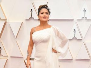 Salma Hayek Sakit Punggung karena Payudara Membesar Salma Hayek Sakit Punggung karena Payudara Membesar