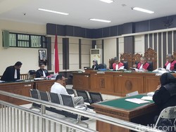 Jadi Perantara Suap Bupati Kudus, Stafsus Dituntut 6 Tahun Bui