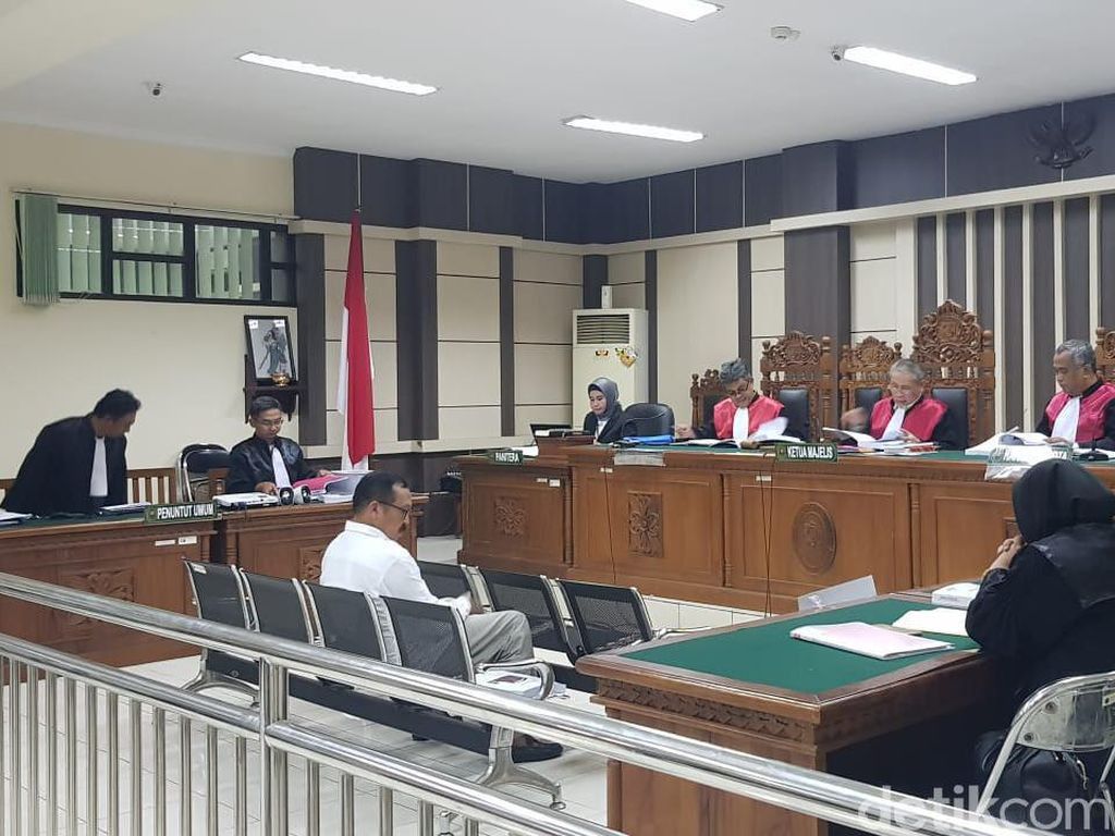 Jadi Perantara Suap Bupati Kudus, Stafsus Dituntut 6 Tahun Bui Jadi Perantara Suap Bupati Kudus, Stafsus Dituntut 6 Tahun Bui