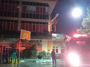 Hujan Lebat Disertai Angin Kencang Terbangkan Jendela SMP di Surabaya