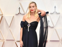 Duh, Margot Robbie Peluk Leonardo DiCaprio di Depan Suami