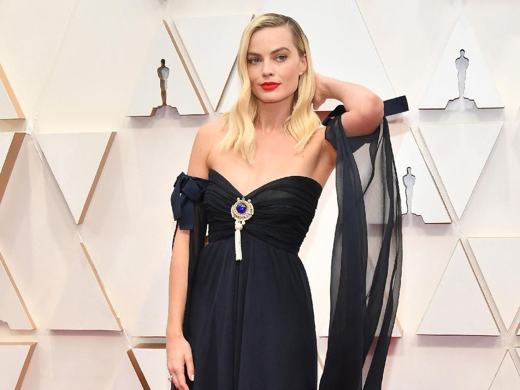 Duh, Margot Robbie Peluk Leonardo DiCaprio di Depan Suami Duh, Margot Robbie Peluk Leonardo DiCaprio di Depan Suami