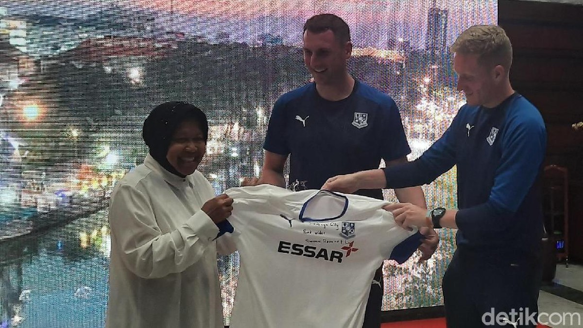 Wali Kota Surabaya, Tri Rismaharini, menerima pelatih Tranmere Rovers. (Foto: detikcom/Esti Widiyana)