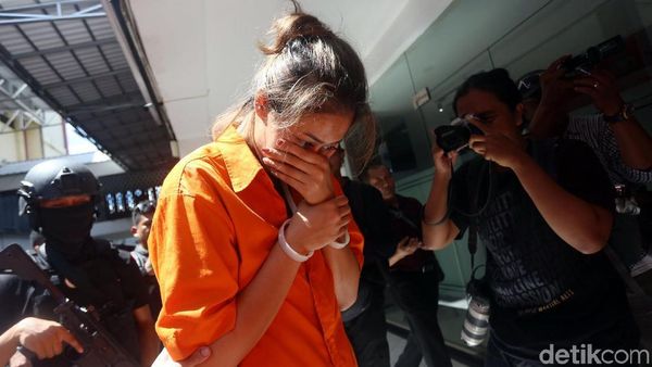Nanie Darham Tertunduk Malu Usai Terciduk Narkoba