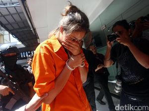 Nanie Darham Tertunduk Malu Usai Terciduk Narkoba