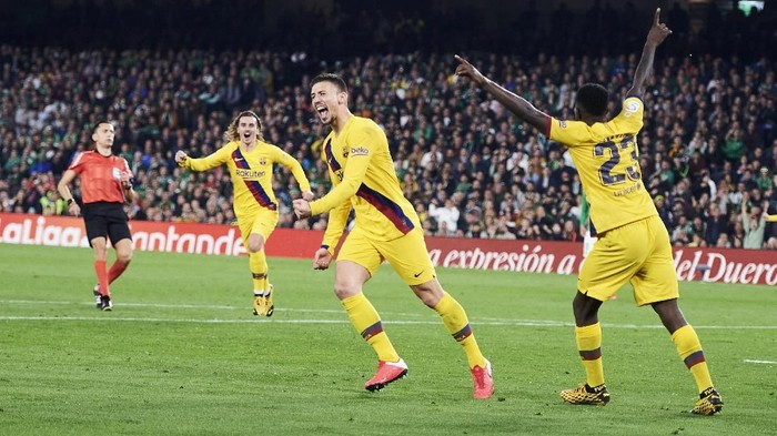 SEVILLE, SPAIN - FEBRUARY 09: Clement Lenglet of FC Barcelona  celebrates after scoring his teams third goal during the Liga match between Real Betis Balompie and FC Barcelona at Estadio Benito Villamarin on February 09, 2020 in Seville, Spain. (Photo by Aitor Alcalde/Getty Images)