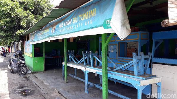 Suasana di Warung Mi Ayam Bu Tumini yang Masih Tutup dan Sepi