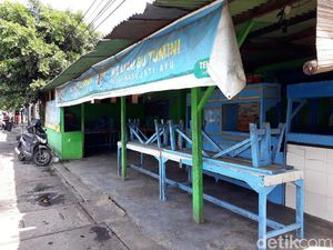 Suasana di Warung Mi Ayam Bu Tumini yang Masih Tutup dan Sepi Suasana di Warung Mi Ayam Bu Tumini yang Masih Tutup dan Sepi