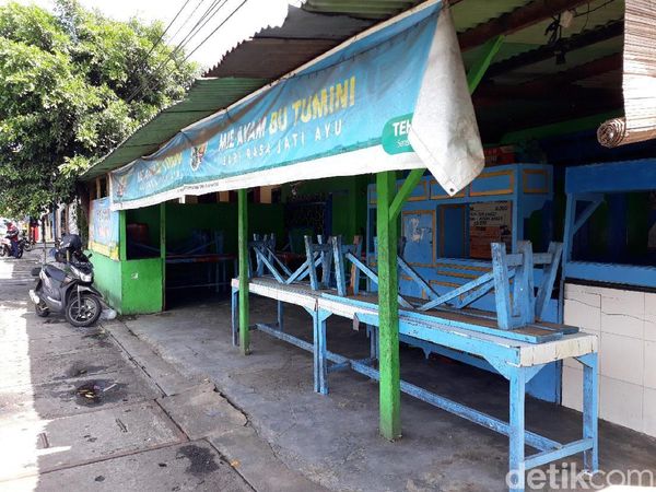 Suasana di Warung Mi Ayam Bu Tumini yang Masih Tutup dan Sepi