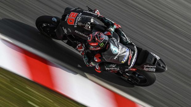 Petronas Yamaha SRT's French rider Fabio Quartararo takes a corner during the last day of the pre-season MotoGP winter test at the Sepang International Circuit in Sepang on February 9, 2020. (Photo by MOHD RASFAN / AFP)