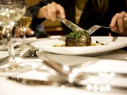 Restoran Ini Dianggap Rasis karena Sajikan Steak Khusus Wanita