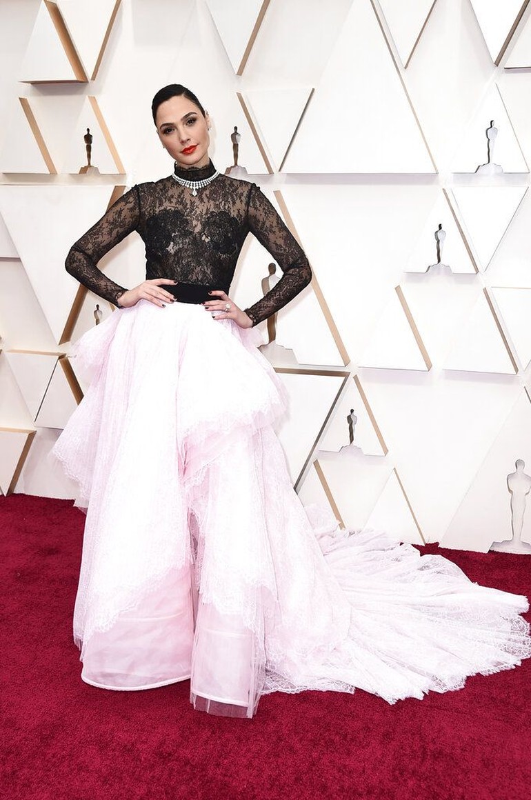 Di Oscar 2020, Gal Gadot tampil memukau dengan gaun dual-tone hitam dan pink dari Givenchy. Atasan lace yang menerawang mempertegas aura seksinya. (Foto: Jordan Strauss/Invision/AP)
