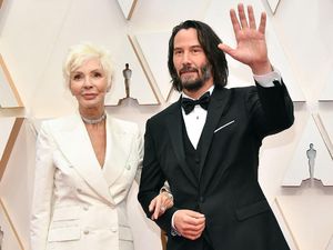 Hadir Lagi di Oscar, Keanu Reeves Ajak Ibu