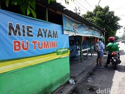 Tentang Bu Tumini dan Calon Ahli Waris Warung Mi Ayamnya yang Legendaris
