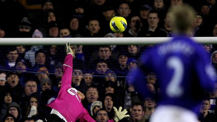 LIVERPOOL, ENGLAND - JANUARY 04:  Adam Bogdan of Bolton Wanderers is unable to stop Tim Howard of Everton scoring the opening goal during the Barclays Premier League match between Everton and Bolton Wanderers at Goodison Park on January 4, 2012 in Liverpool, England.  (Photo by Alex Livesey/Getty Images)