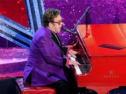 Warna-Warni Penampilan Elton John di Oscar 2020