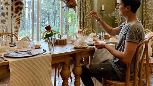 Intip Momen Eljuanpa Zurita, Youtuber Tampan yang Doyan Kulineran Seru