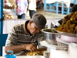 Alasan Ilmiah Makan Pakai Tangan Lebih Nikmat Dibanding Pakai Sendok